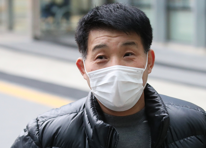 19일 오후 경기도 수원시 영통구 수원지방법원에서 열리는 이춘재 연쇄살인 8차 사건 재심 결심 공판에 재심 청구인 윤성여 씨가 출석하고 있다. (사진=연합뉴스 제공)
