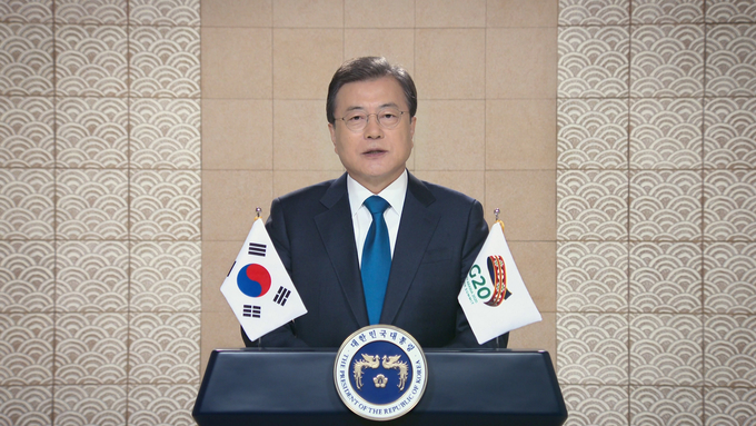 문재인 대통령이 지난 21일 오후 청와대에서 주요 20개국(G20) 정상회의에 참석해 있다.(연합뉴스)