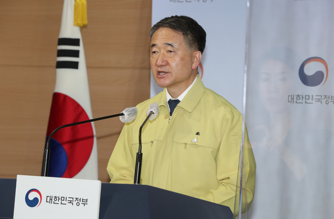 코로나19 중대본 회의 결과 브리핑하는 박능후 장관 (사진 = 연합뉴스 제공)