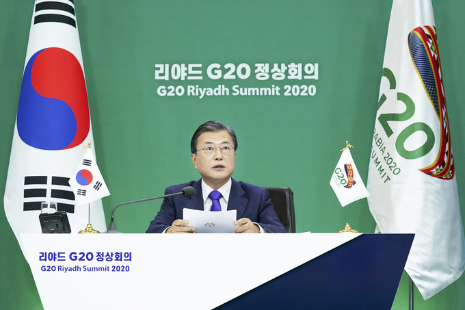 문재인 대통령이 22일 오후 청와대에서 화상회의로 열린 리야드 G20 정상회의에 참석, 의제발언을 하고 있다.(연합뉴스)