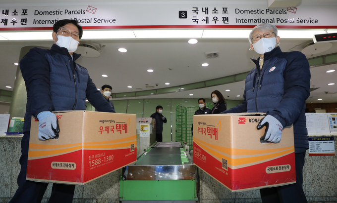 '구멍 손잡이' 소포상자 들어보는 최기영 장관(우)과 신동근 의원. (사진=연합뉴스 제공)