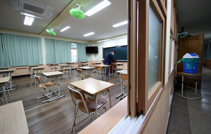 대학수학능력시험을 열흘 앞둔 23일 광주 남구 봉선동 동아여고에서 한 교사가 수능 시험장을 점검하고 있다. 이번 수능에서는 쓰레기통과 손소독제는 교실 밖에 비치해야 한다. (사진=연합뉴스 제공)