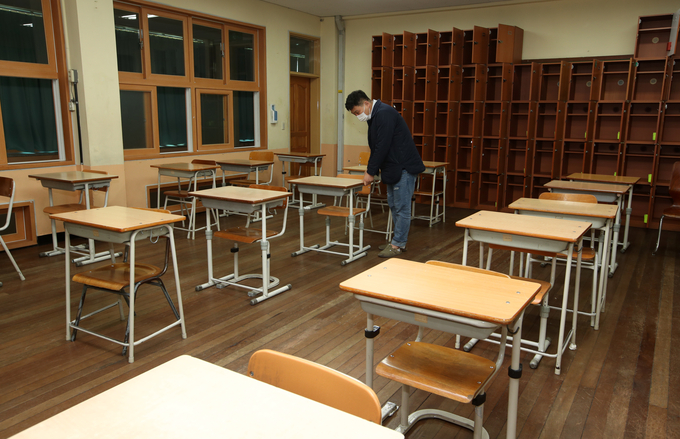 대학수학능력시험을 열흘 앞둔 23일 광주 남구 봉선동 동아여고에서 한 교사가 수능 시험장을 점검하고 있다. (사진=연합뉴스 제공)