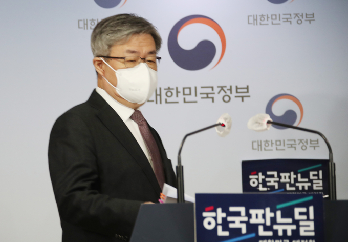 브리핑실 들어오는 이재갑 장관 (사진=연합뉴스 제공)