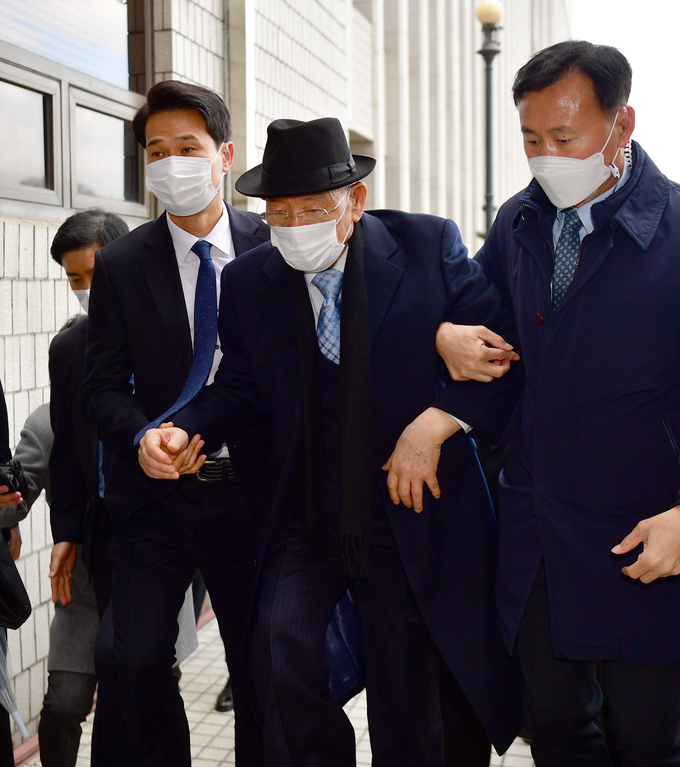  30일 오전 전두환 전 대통령이 피의자 신분으로 광주 동구 지산동 광주지방법원에 출석하고 있다. 전씨는 5·18 민주화운동 당시 헬기 사격을 목격했다고 증언한 고(故) 조비오 신부를 회고록에서 비난하고 명예를 훼손한 혐의로 재판에 넘겨져 이날 1심 선고를 받는다. (사진=연합뉴스 제공)