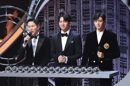 2020 SBS 연예대상의 MC를 맡은 (왼쪽부터) 신동엽, 이승기, 차은우 (사진=SBS 제공)
