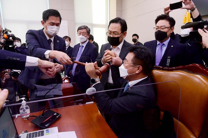윤호중 법사위원장 저지하는 주호영 원내대표 (사진 = 연합뉴스 제공)
