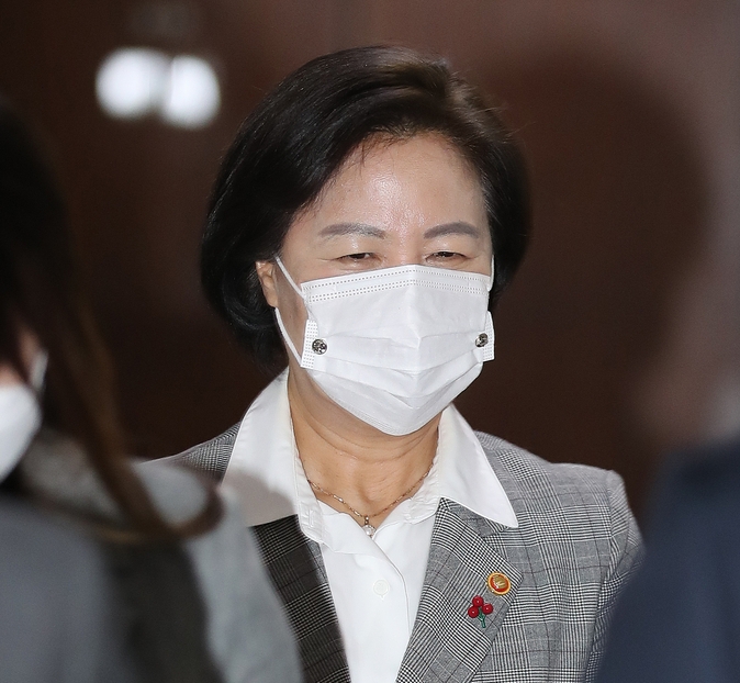 본회의장 향하는 추미애 법무부 장관 (사진=연합뉴스 제공)