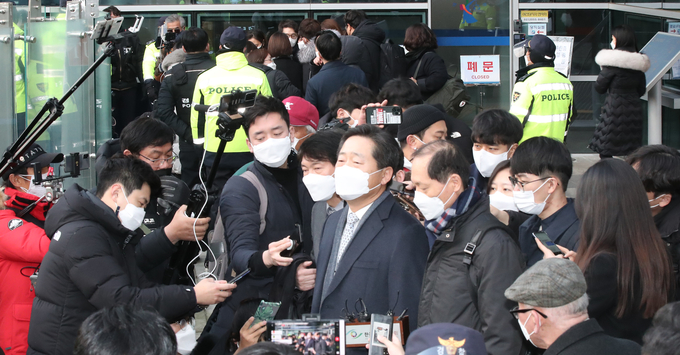22일 취재진에 둘러싸인 양측 변호인. (사진=연합뉴스 제공)