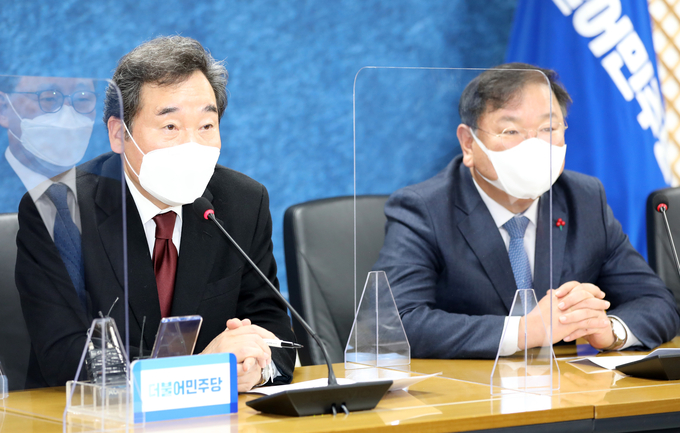 상임고문들 새해 덕담을 영상으로 시청하는 이낙연과 김태년 (사진 = 연합뉴스 제공)