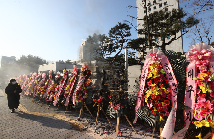 검찰총장 응원화환 방화 현장=사진 연합뉴스 제공