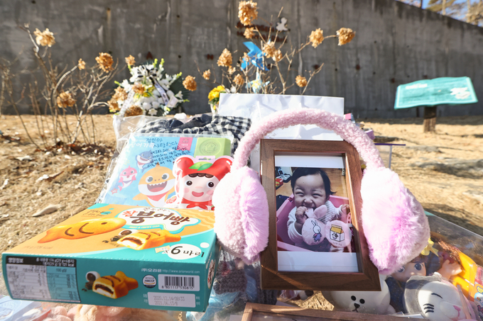 6일 오전 경기 양평 하이패밀리 안데르센 공원묘지에 안장된 정인 양의 묘지에 사진이 놓여 있다.