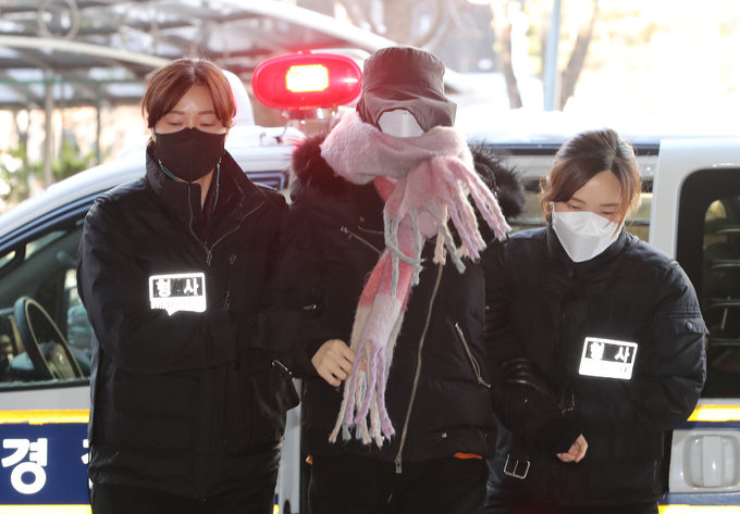 연행되는 황하나. (사진=연합뉴스 제공)