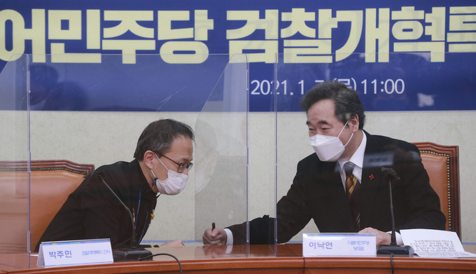 인사하는 민주당 이낙연-박주민 / 사진=연합뉴스 제공