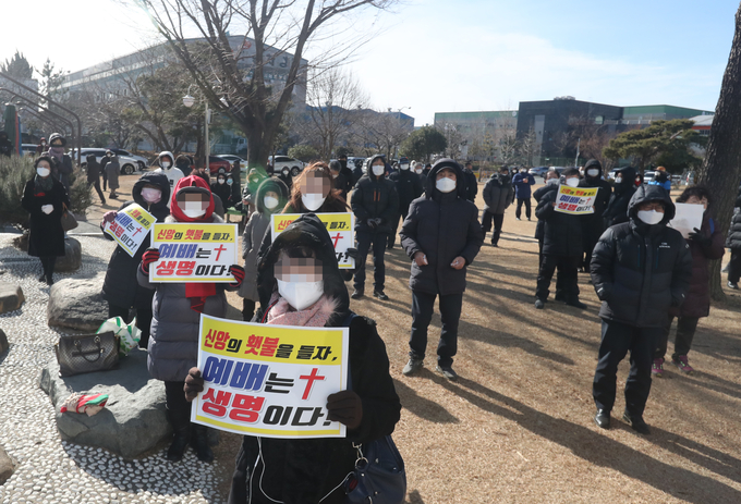 대면 예배를 강행해 논란이 된 부산 강서구 세계로 교회에서 7일 오전 신도들이 방역 당국의 '비대면 예배' 조치에 항의하고 있다. (사진=연합뉴스)