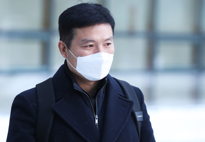 청와대 특별감찰반의 민간인 사찰 의혹 등을 폭로한 혐의(공무상 비밀누설)로 기소된 김태우 전 검찰 수사관이 8일 오전 수원지방법원에서 열린 선고공판에서 징역 1년에 집행유예 2년을 선고받았다. (사진=연합뉴스 제공)