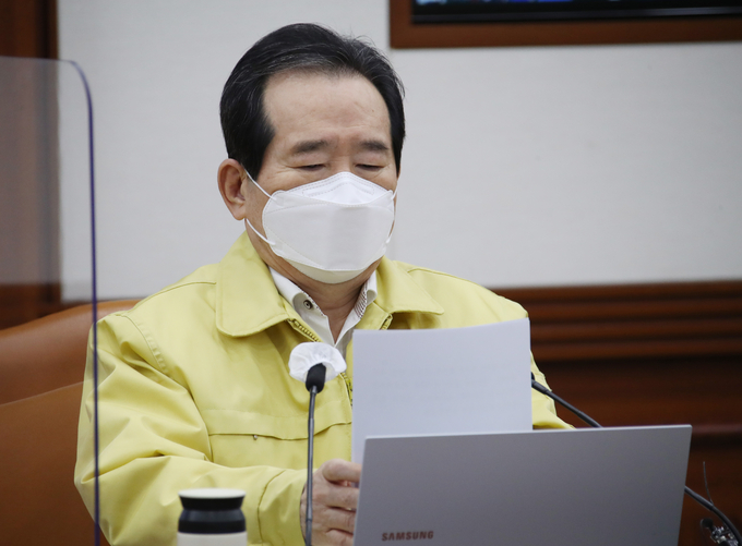 중대본 회의 준비하는 정세균 총리 (사진 = 연합뉴스 제공)