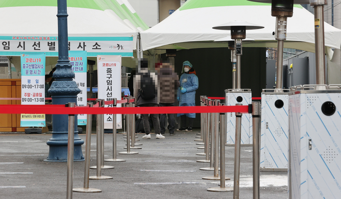 11일 오전 서울역 광장에 마련된 코로나19 임시 선별검사소가 한산한 모습이다. (사진=연합뉴스)