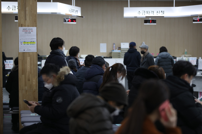 코로나19 여파로 작년 실업급여 지급액이 역대 최대인 11조8천억원을 기록했다. (사진=연합뉴스 제공)