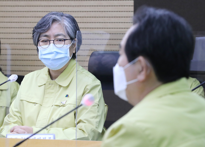정세균 총리 발언 경청하는 정은경 청장. (사진=연합뉴스 제공)