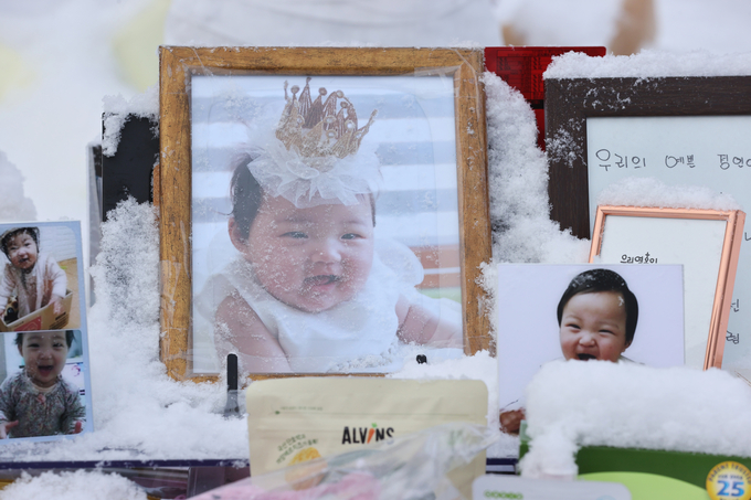 13일 오전 경기도 양평군 하이패밀리 안데르센 공원묘원에 양부모의 학대로 생후 16개월 만에 숨진 정인 양의 사진이 놓여있다. (사진=연합뉴스)