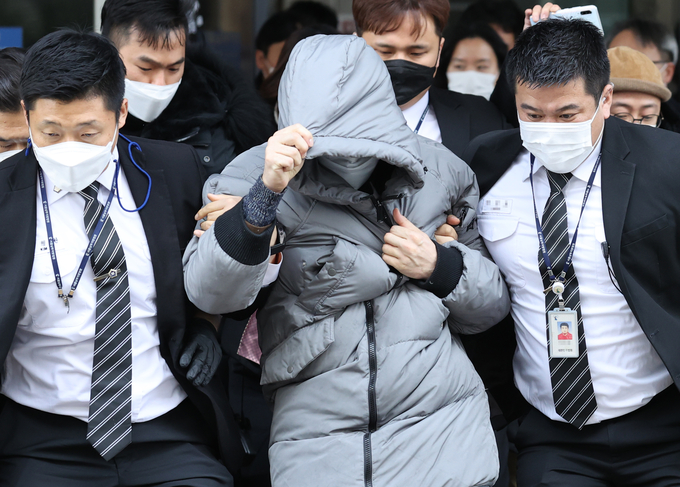 정인양을 입양한 후 수개월간 학대해 사망에 이르게 한 혐의를 받는 양부 안모씨가 13일 오전 서울 양천구 서울남부지방법원에서 열린 아동복지법위반 첫 재판을 마친뒤 법원 청사를 나서고 있다. (사진=연합뉴스 제공)