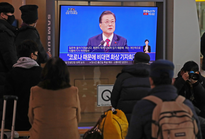 18일 문재인 대통령의 신년 기자회견을 시청하는 시민들. (사진=연합뉴스)