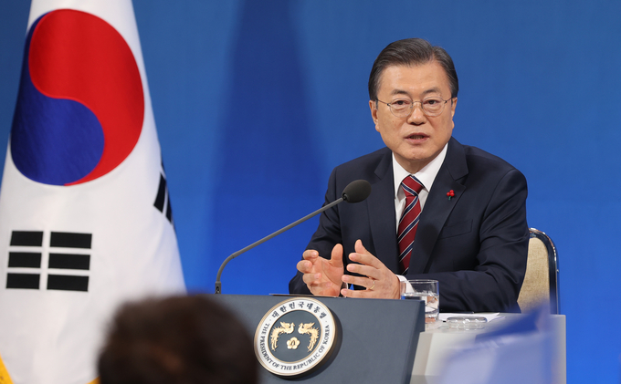 문재인 대통령이 18일 오전 10시 청와대 춘추관에서 열린 신년 기자회견에 참석해 취재진의 질문에 답하는 모습. (사진=연합뉴스)