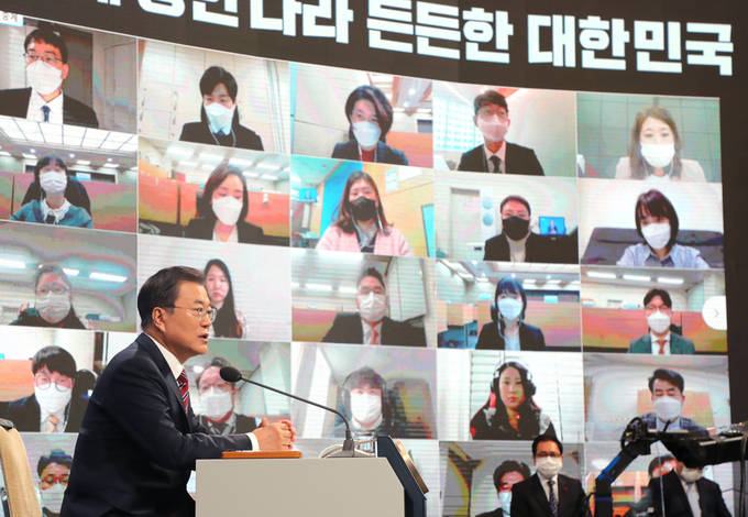 보도진 질문에 답하는 문 대통령 (사진 = 연합뉴스 제공)