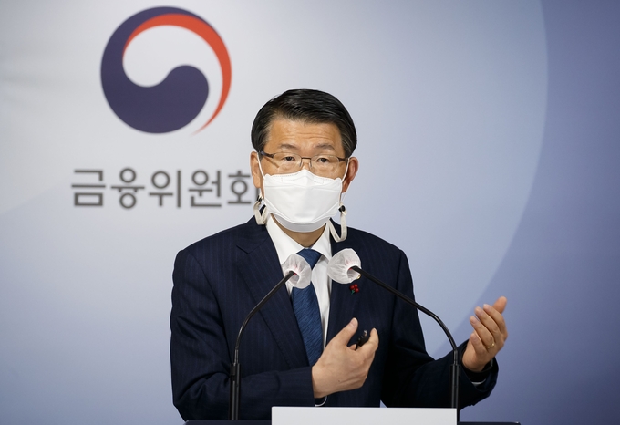 은성수 금융위원장이 19일 서울 종로구 정부서울청사 합동브리핑실에서 2021년 금융위원회 업무계획을 설명하는 모습. (사진=연합뉴스)