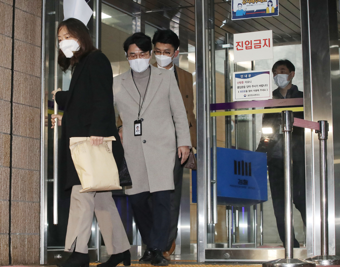 '김학의 불법 출금 사건'을 조사 중인 검찰이 정부과천청사 법무부 압수수색 마친 뒤 나서고 있다. (사진=연합뉴스 제공) 