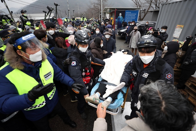  22일 경북 성주 사드 기지 인근 소성리 마을회관 앞에서 기지로 공사 장비·자재를 실은 차들이 들어가려 하자 저지하던 주민 1명이 다쳐 응급이송되고 있다. (사진=연합뉴스)