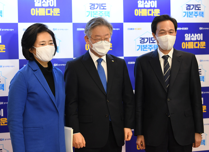 함께 기념촬영하는 박영선 우상호 이재명 (사진= 연합뉴스 제공)