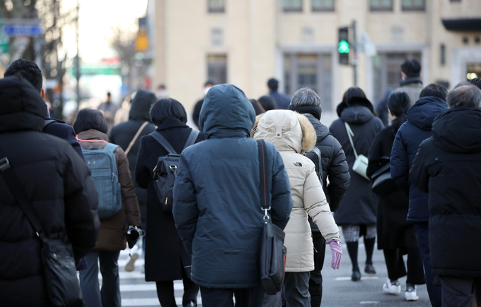 강추위에 웅크린 출근길. (사진=연합뉴스 제공)