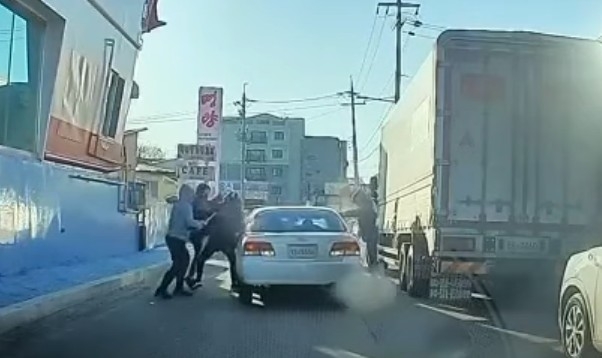 이른바 '화성 남양 러시아 묻지마 폭행' 장면. (사진=연합뉴스)