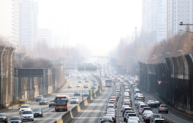 차는 막히고 미세먼지는 심하고 (사진 = 연합뉴스)