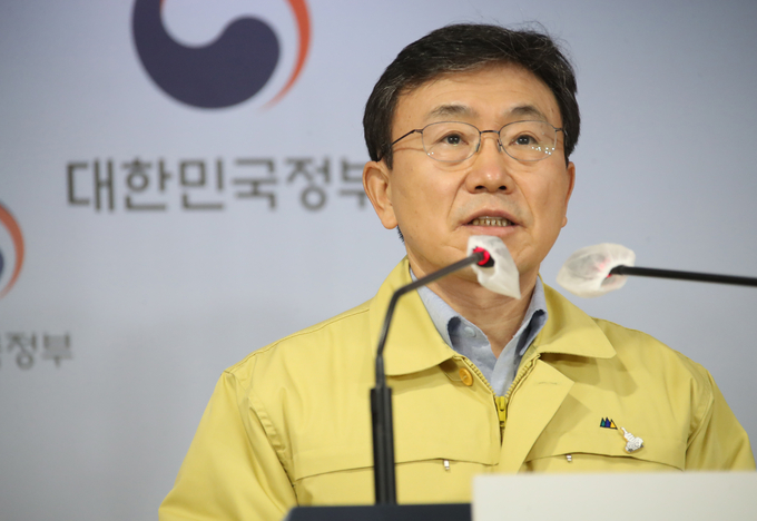 권덕철 중앙재난안전대책본부 1차장(보건복지부 장관)이 13일 정부서울청사 브리핑실에서 중대본 회의 결과를 발표하고 있다. (사진=연합뉴스)