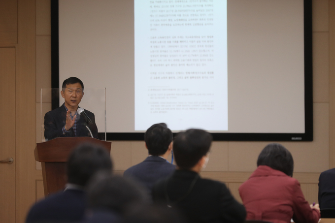 김연명 전 청와대 사회수석이 17일 여의도 이룸센터에서 혁신적포용국가미래비전 초청 강연에서 강연하고 있다.(사진=연합뉴스)