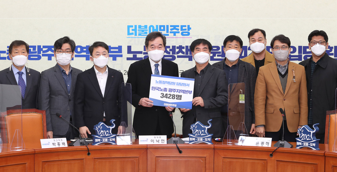 입당원서 전달받은 민주당 이낙연 대표 (사진 = 연합뉴스 제공)
