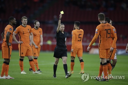 ì—¬ì„± ì¶•êµ¬ì‹¬íŒ í