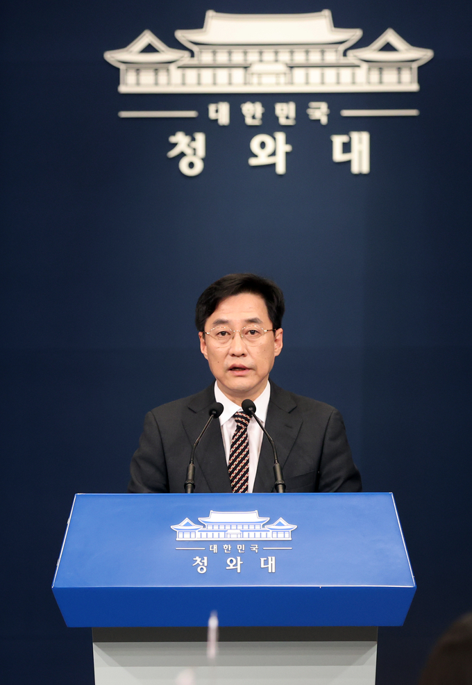 문 대통령 '국토부·LH 가족까지 토지거래 전수조사' 지시했다고 강민석 청와대 대변인이 전하고 있다. (사진 = 연합뉴스 제공)