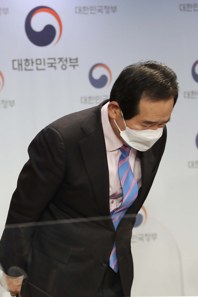 정례브리핑 마친 뒤 인사하는 정세균 총리. (사진=연합뉴스 제공)