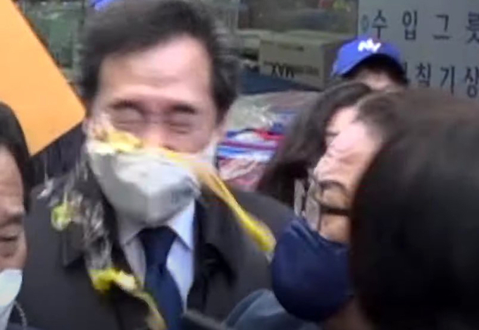 얼굴에 달걀 맞는 이낙연 대표 (사진 = 연합 뉴스)