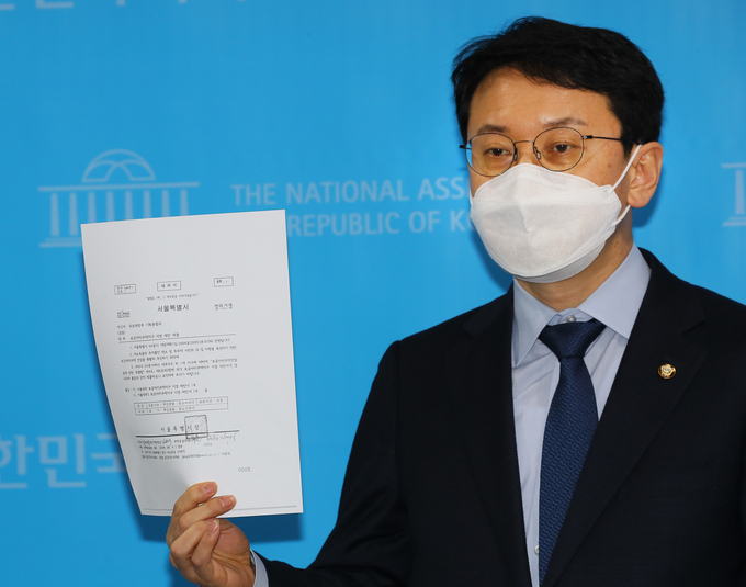 민주 천준호"오세훈, 가족땅 개발지구지정 관여의혹". 오세훈 "오보 재탕 흑색선전" (사진 = 연합 뉴스)