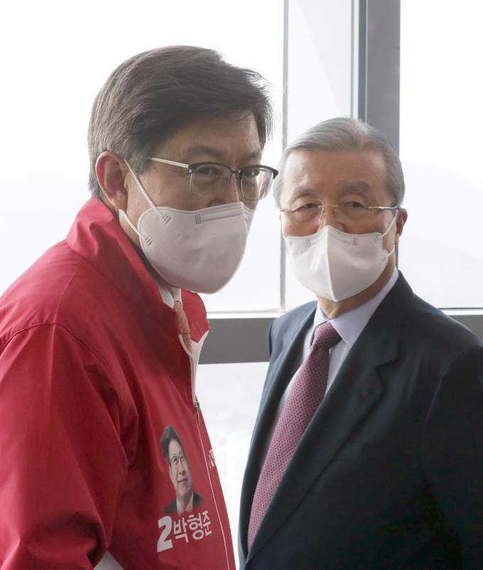 부산국제금융센터 찾은 김종인과 박형준. (사진=연합뉴스 제공)