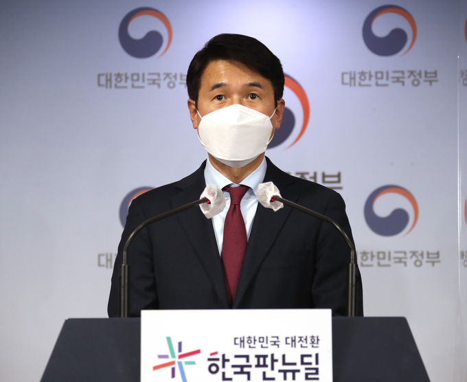 지난 17일 한국토지주택공사(LH) 투기 의심자에 대한 후속조치를 발표하는 최창원 국무1차장의 모습. (사진=연합뉴스)