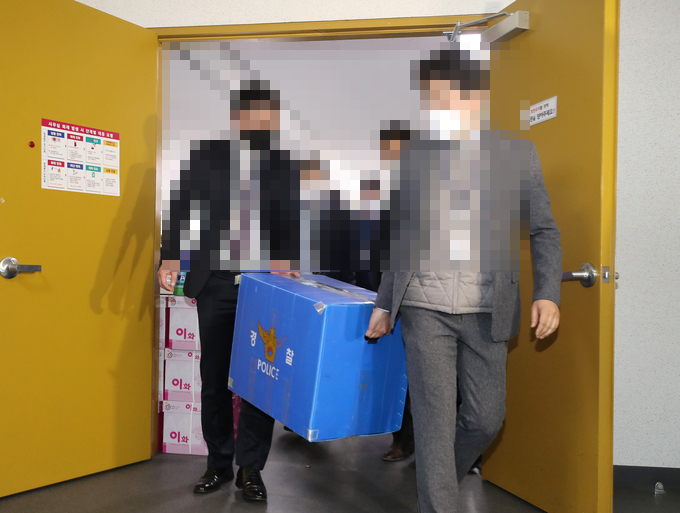 'LH 투기' 관련 국토부 압수품 옮기는 경찰. (사진=연합뉴스 제공)