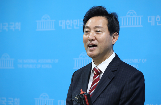 취재진 질문에 답하는 오세훈 후보 (사진 = 연합뉴스)