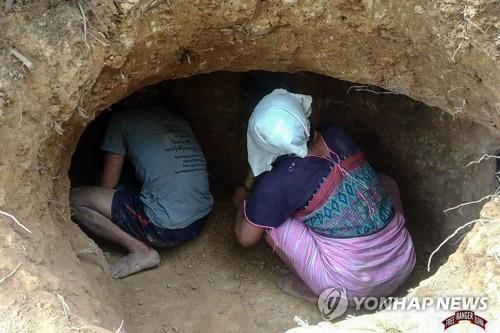 미얀마 카렌주에서 카렌족 주민들이 공습에 대비해 지하 벙커를 판 모습. 2021.4.1 (사진=연합뉴스 / 프리버마레인저스 제공)