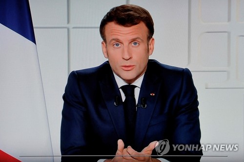 마크롱 프랑스 대통령이 지난달 31일(현지시간) 파리 엘리제궁에서 신종 코로나바이러스 감염증(코로나19) 추가 봉쇄 조치 관련 연설을 하는 모습이 TV 스크린에 비치고 있다. (사진=연합뉴스)